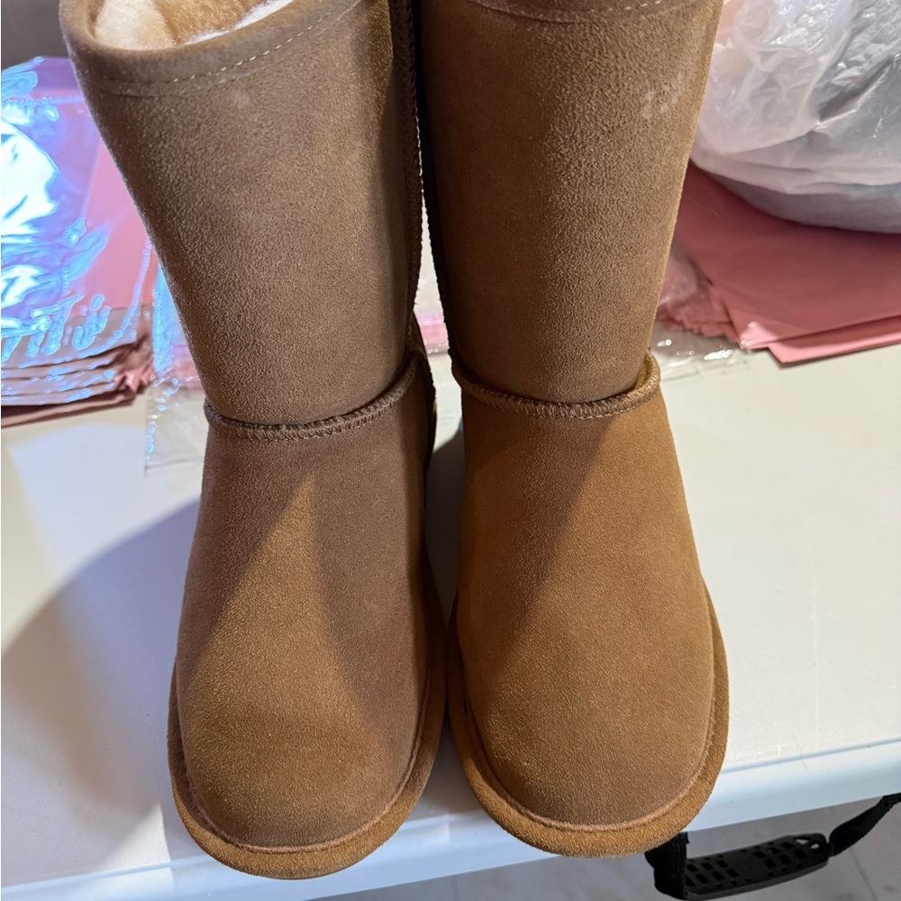 BearPaw Women's Boots tan. Sz 8 Brand new